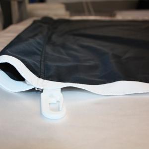 Confezionamento bandiere personalizzate verticali - asola tubolare 7 cm e moschettone in plastica.