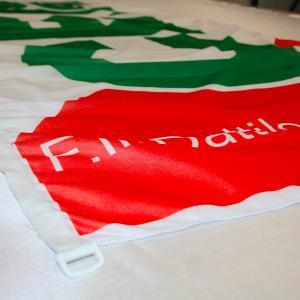 Dettaglio tela di rinforzo e D-ring in plastica per tendi peso bandiere.