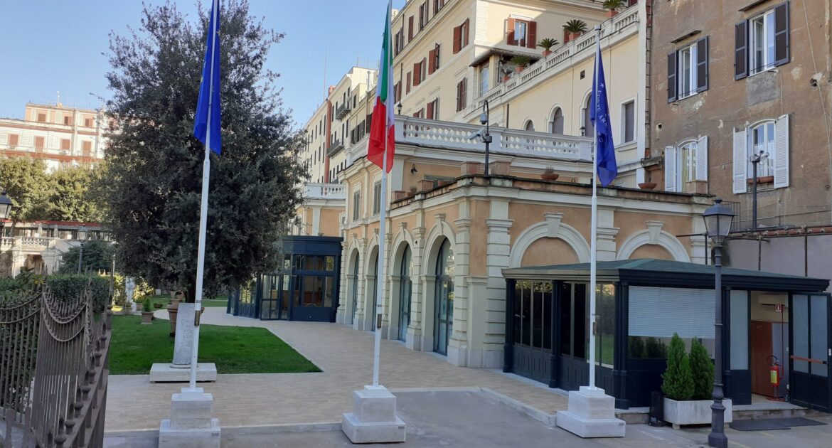 Perché è importante la disposizione delle bandiere nelle cerimonie ufficiali?