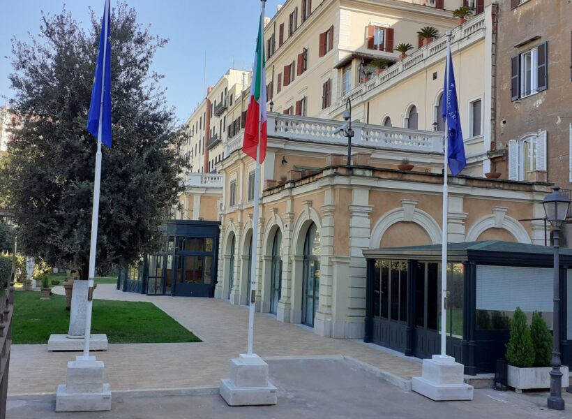 Perché è importante la disposizione delle bandiere nelle cerimonie ufficiali?