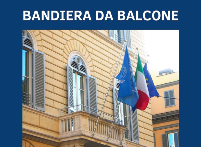 come-fissare-bandiera-al-balcone